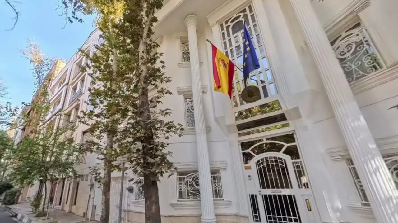 Evacuada la embajada de España en Irán: «Embajador y personal acaban de cruzar la frontera con Azerbaiyán y están a salvo