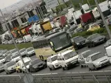 Atasco en la A-1 por la huelga de transportistas. (EFE)