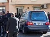 El coche fúnebre transportando el féretro de Julen, a su llegada al tanatorio del Palo.