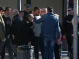 Los padres de Julen reciben condolencias en el tanatorio del barrio del Palo, en Málaga.