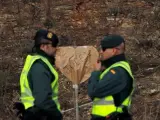 Dos agentes de la Guardia Civil, en la carretera junto al pozo donde ha sido localizado sin vida Julen.