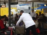 Imagen de un camarero trabajando en un bar
