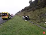 Vehículo volcado en la A-8 en Bárcena de Cicero