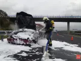 Vehículo incendiado en la A-8, a la altura de San Vicente de la Barquera
