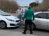 El taxista del Sporting de Gijón se encara con el aficionado del Racing.
