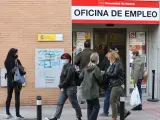 Varias personas en la puerta de una Oficina del Servicio Público de Empleo Estatal (SEPE)