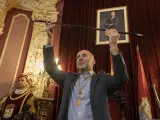 El candidato de Democracia Ourensana, Gonzalo Pérez Jacome, con el bastón de mando de la alcaldía de Ourense.