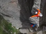 El alpinista Dani Arnold, de 39 años, desafió la delgada cresta con largas caídas a cada lado. Este vídeo muestra al escalador trepando por la "rara" formación rocosa de la montaña Kreuzberg, en el este de Suiza. Dani encontró la formación dos horas después de una subida de seis horas, que llevó a cabo con su compañero escalador, Michi, de 55 años. "Lo que es muy singular es el gran tamaño dque tiene. Fue increíble escalarlo, lo disfruté mucho. Estás tan expuesto cuando estás ahí arriba", contaba.
