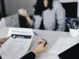 Una mujer en una entrevista de trabajo.