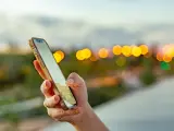 Una persona usando su teléfono móvil.
