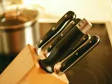 Los cuchillos pueden causar cortes profundos, por lo que son herramientas muy peligrosas en casa que, además, usamos a diario en la cocina.