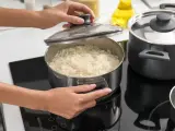 Olla con arroz cocido.