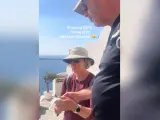 Unos turistas arruinan una pedida de mano en Santorini, Grecia.
