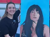 Esther Moya González con su retrato de Aitana en el Metropolitano.