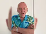 Anthony Hopkins, con la malla de la marca de ropa de Kim Kardashian.