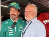 Alonso con András Arató, el 'señor del meme'-