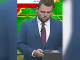 Pillan a un meteorólogo respondiendo a los mensajes de su mujer mientras está en directo.