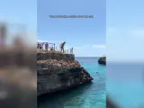 Una 'influencer' graba a una amiga a la que le da miedo saltar en una Cala de Menorca.