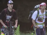Gorka Lasa e Ibai Martín durante su viaje en patinete a París.