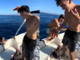 El joven se tiró al mar para recuperar su presa.