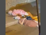 Mujeres tumbadas en plena calle en Mallorca.
