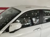 El coche estaba repleto de pequeñas pegatinas.
