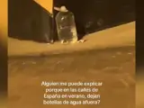 Una joven se pregunta el porqué de las botellas de agua en las calles.