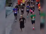 El hombre comenzó a correr para evitar la resaca.