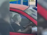 Una abuela de 93 años va en coche a ver a su nieta al trabajo todos los días.