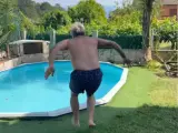 El joven salta al agua para probar su bañador.