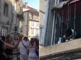 Imagen del perro que juega a la pelota con los viandantes en Santiago de Compostela.