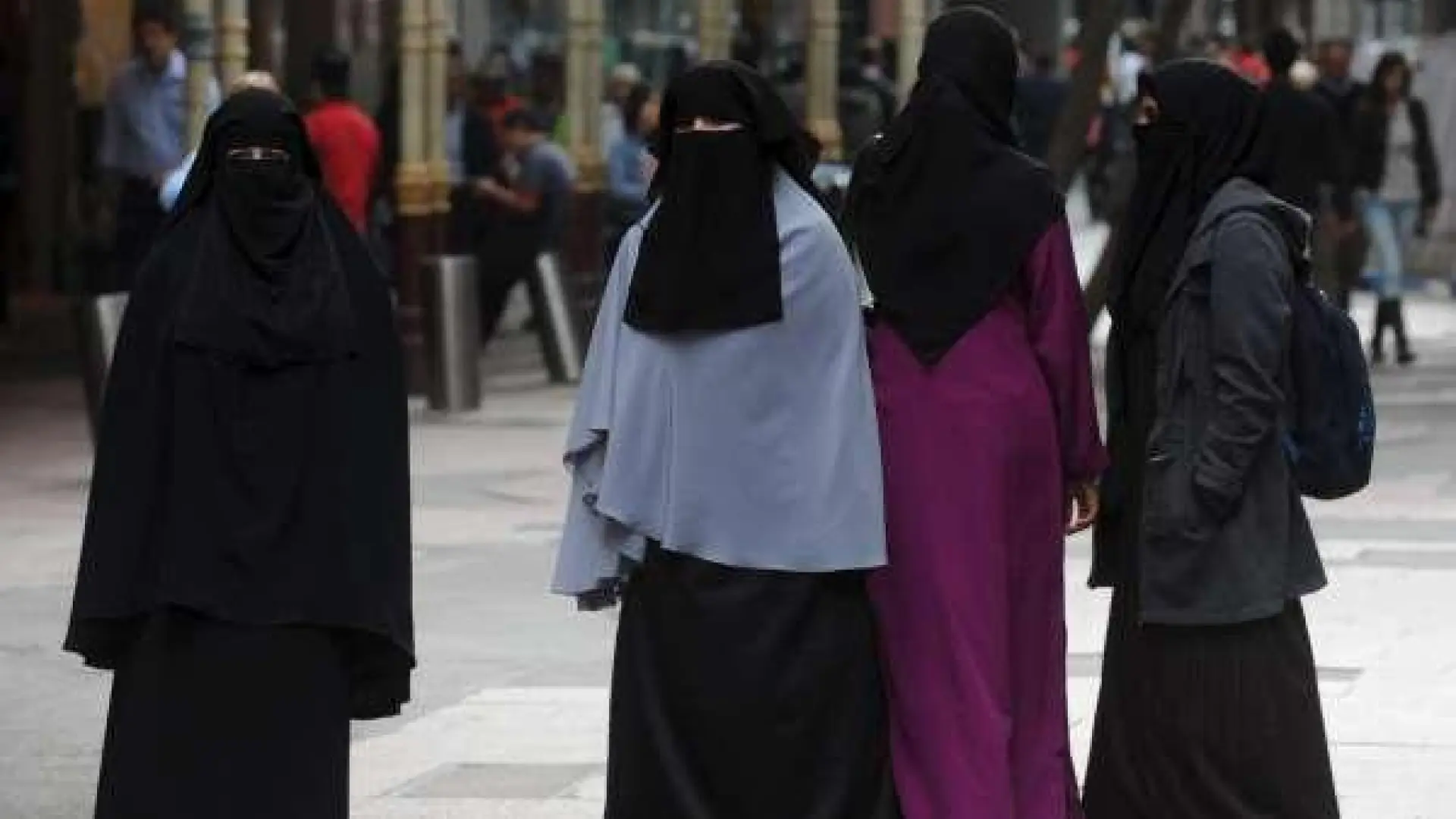 El Gobierno no avanza su voto a la propuesta de Junts para prohibir el burka mientras PP y Vox la rechazarán por la cesión competencial