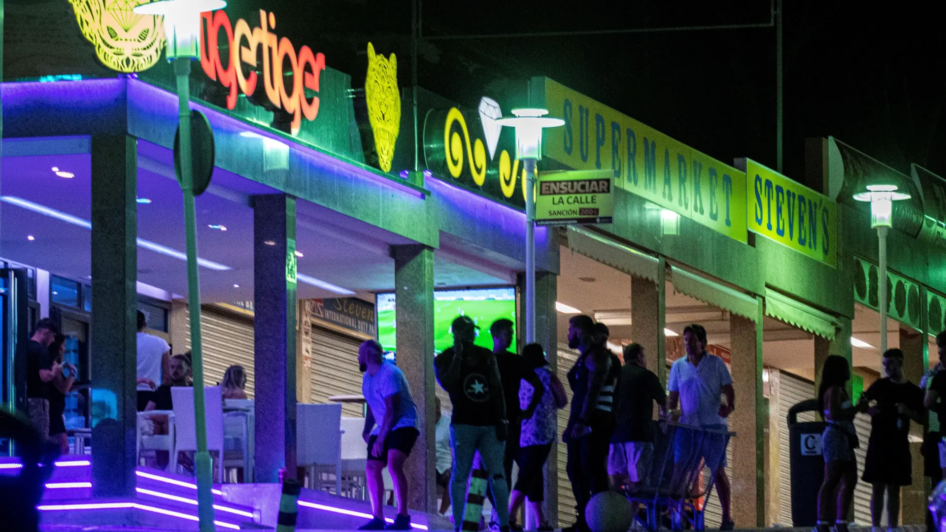 
         Un reportaje del 'Mirror' revela la realidad de Magaluf: ofrecen a la reportera droga cinco veces en una noche 
    