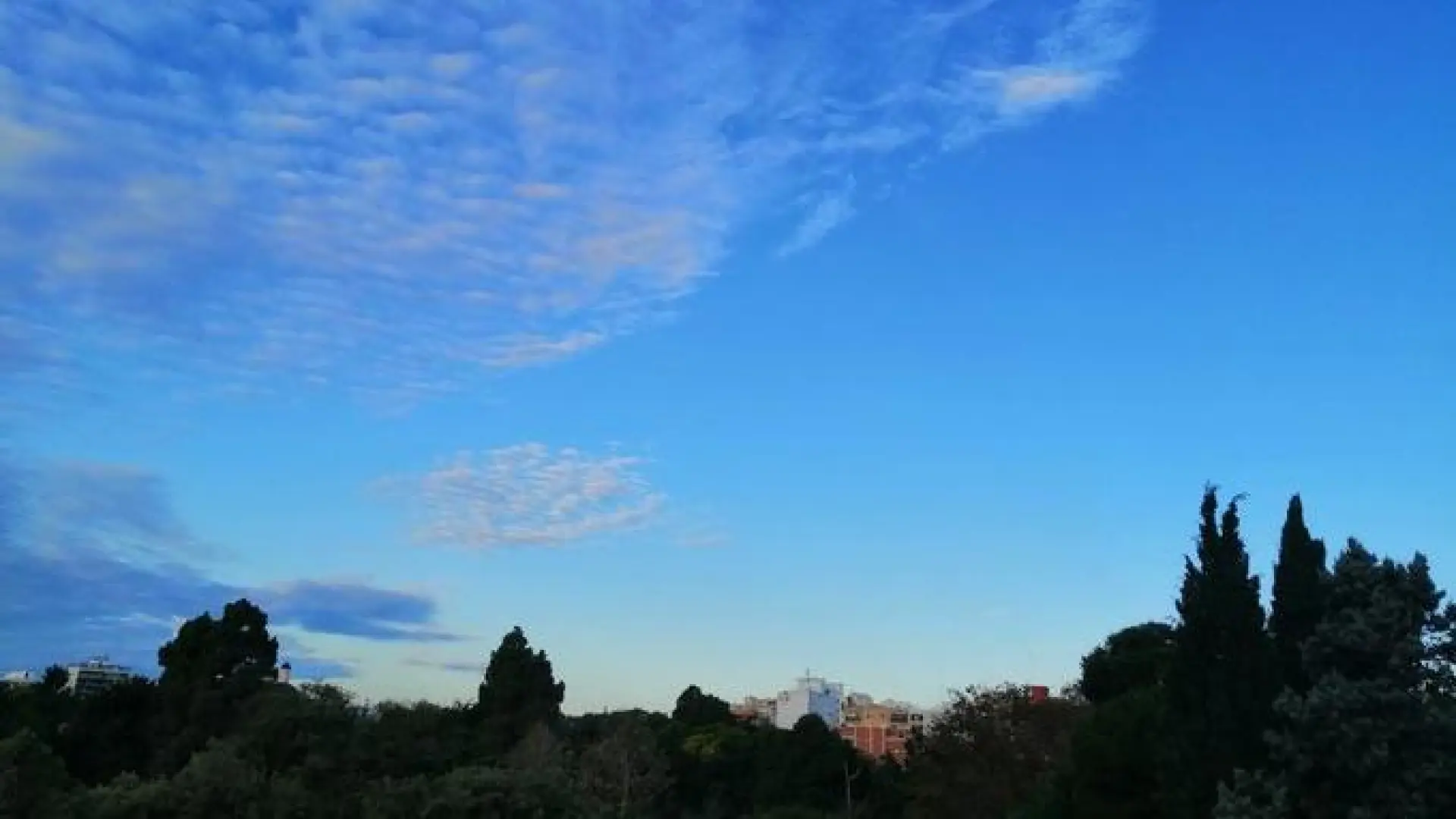 El cielo no siempre ha sido azul: la ciencia explica cómo ha cambiado con el tiempo y cómo podría volver a hacerlo
