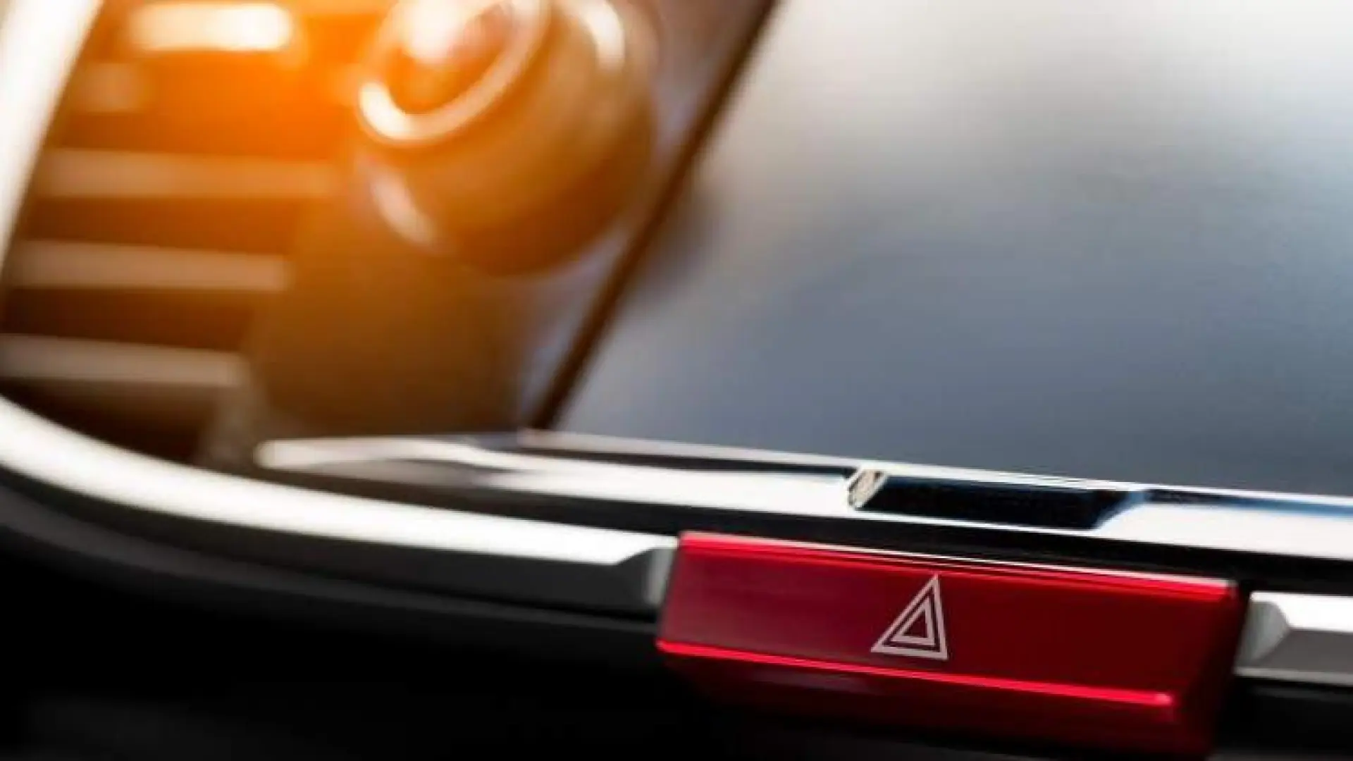 
         La DGT explica qué es el modo emergencia del coche y cuándo se activa 
    