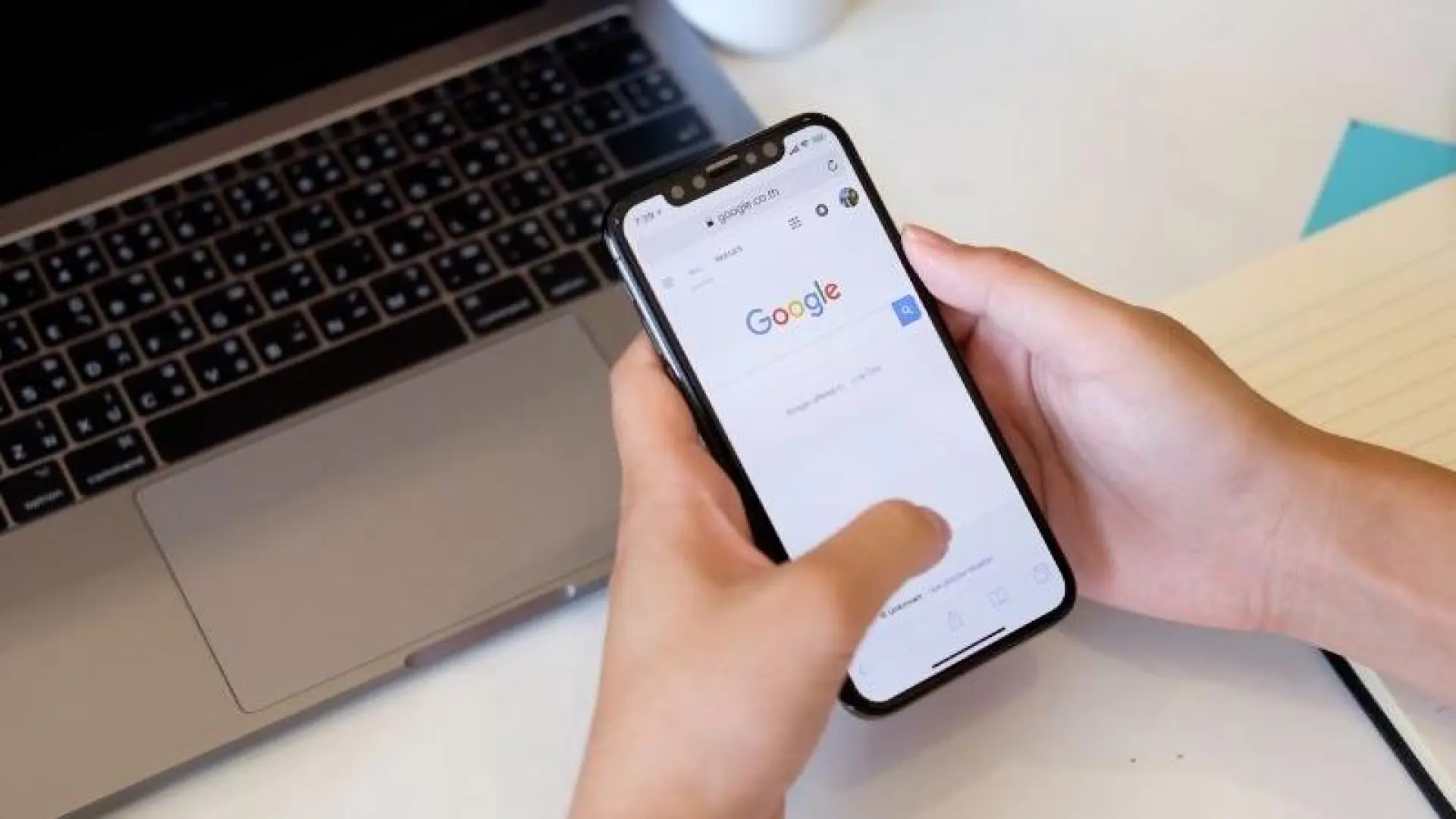 Google experimenta con titulares hechos con IA en Discover y surgen quejas por clickbait y errores