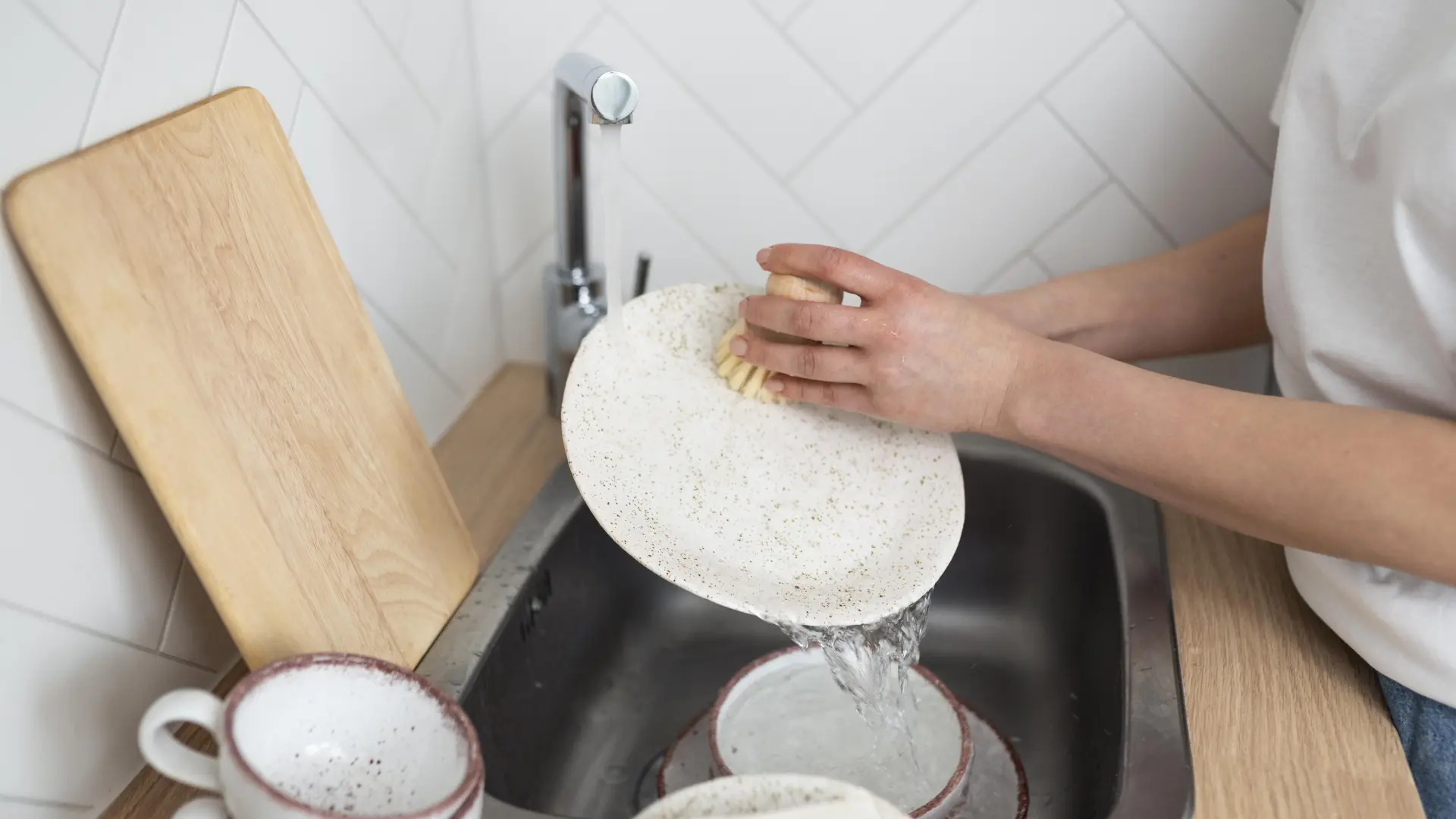 Las personas que limpian los platos a medida que cocinan tienen estos rasgos según la psicología