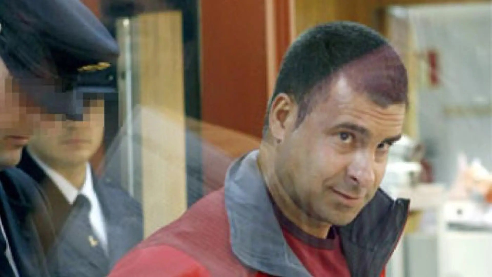 
         Tercer grado para el etarra Jon Bienzobas, asesino de Tomás y Valiente, ante protestas de las víctimas 
    