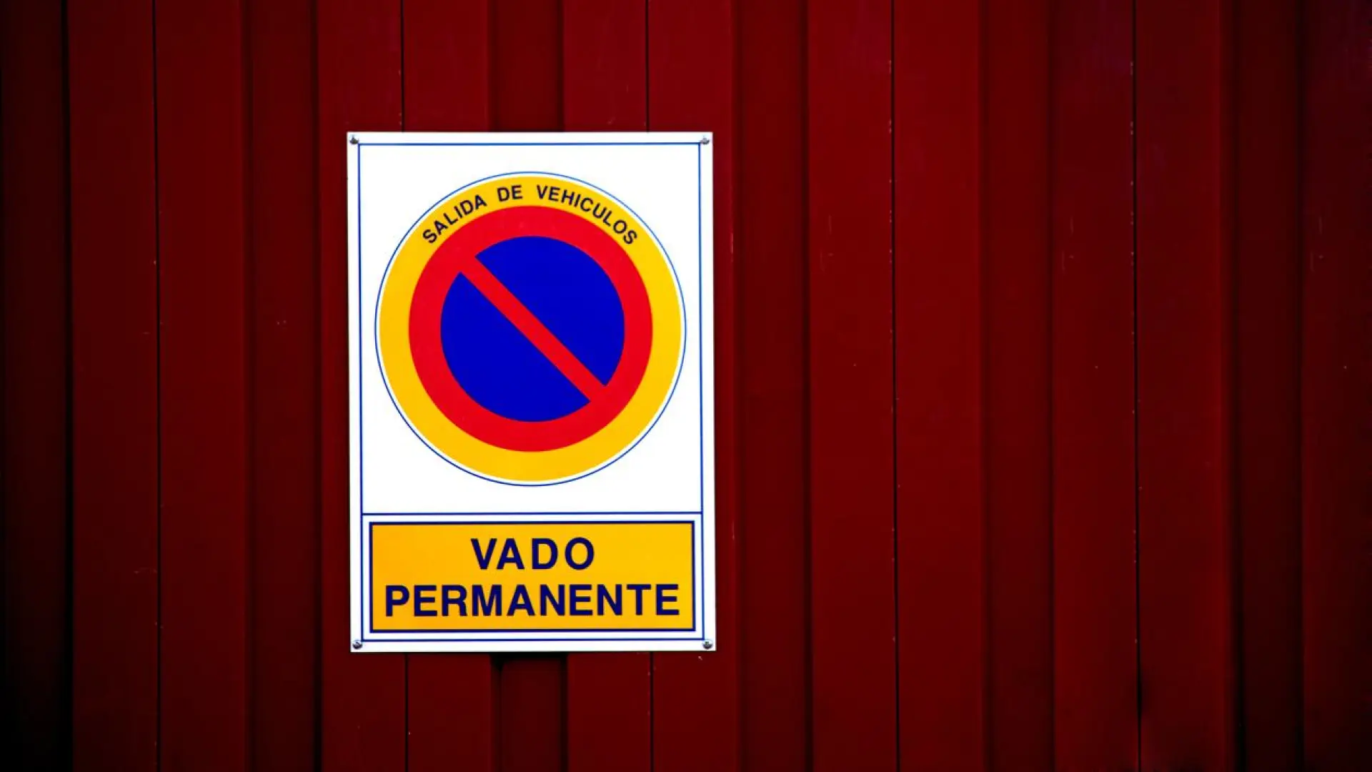 ¿Es denunciable que un vecino aparque en su propio vado permanente? Esto dice la ley