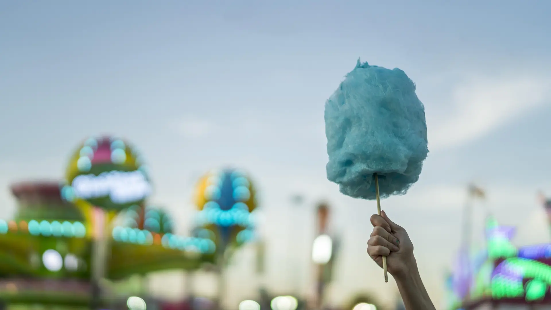 
         Preparar el algodón de azúcar de las ferias, pero casero, es posible con esta máquina retro 
    