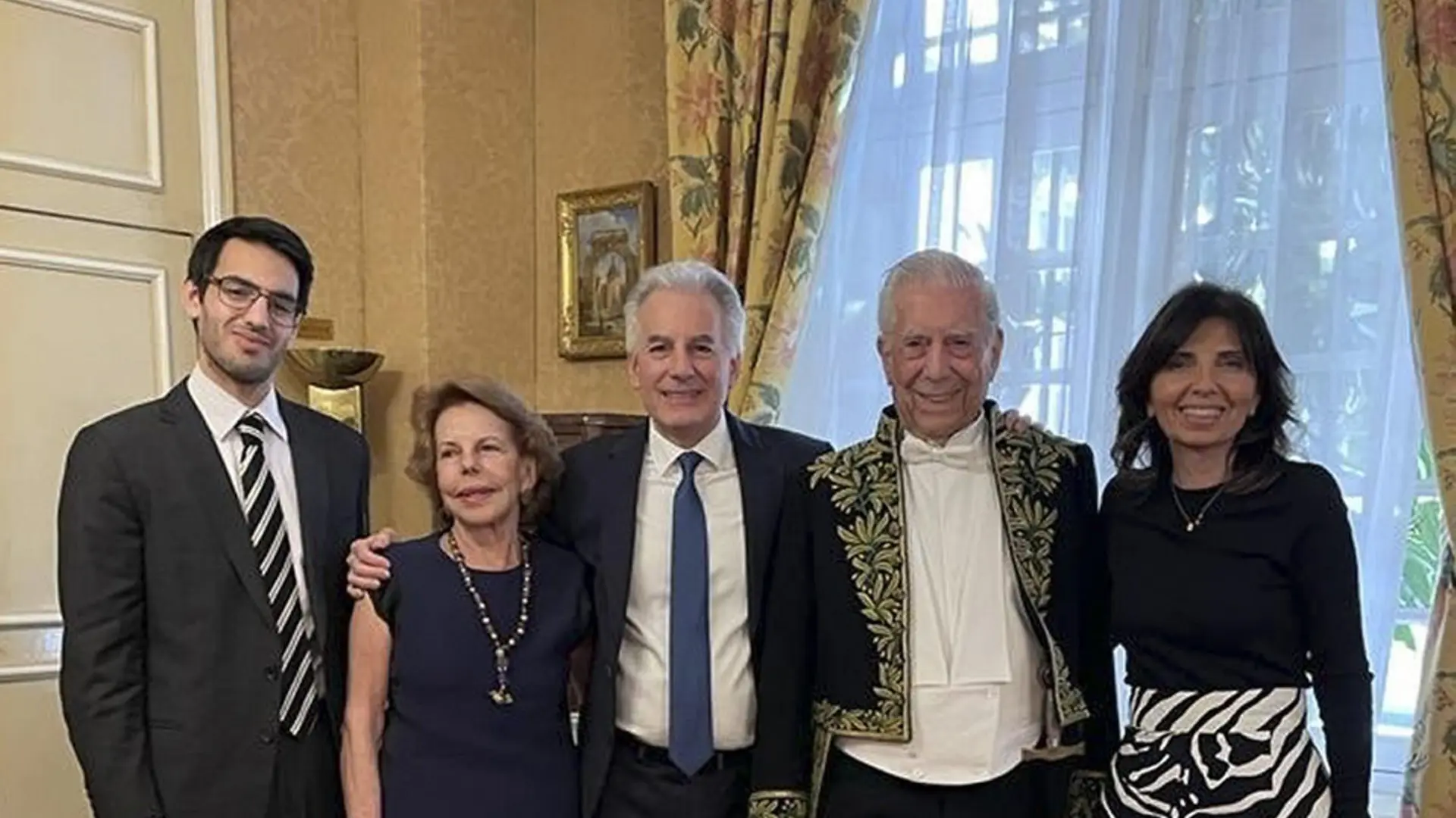 
         Así es la vida de Patricia Llosa un año después de la muerte del Nobel Vargas Llosa: centrada en sus hijos y viajes a Marbella 
    