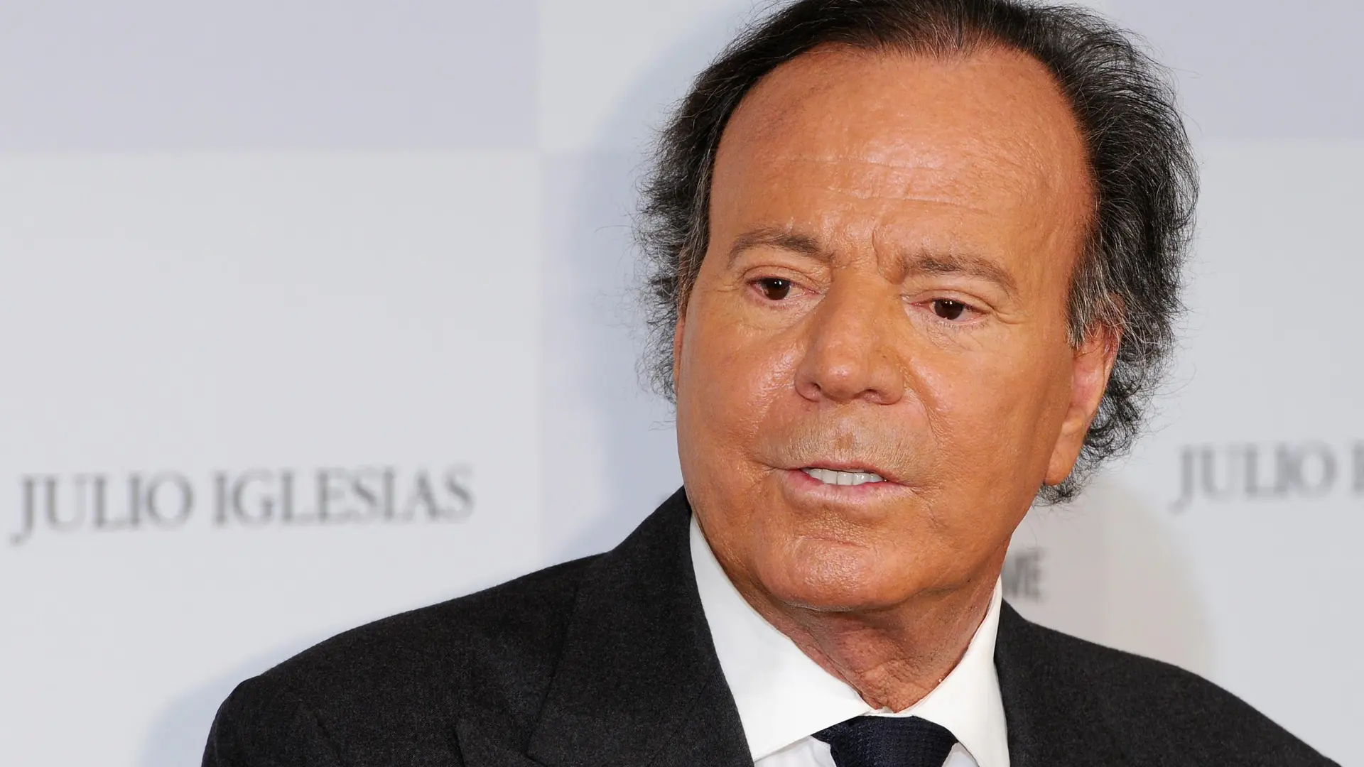 El pueblo blanco de Andalucía donde Julio Iglesias se refugia en una increíble finca con tres piscinas infinitas