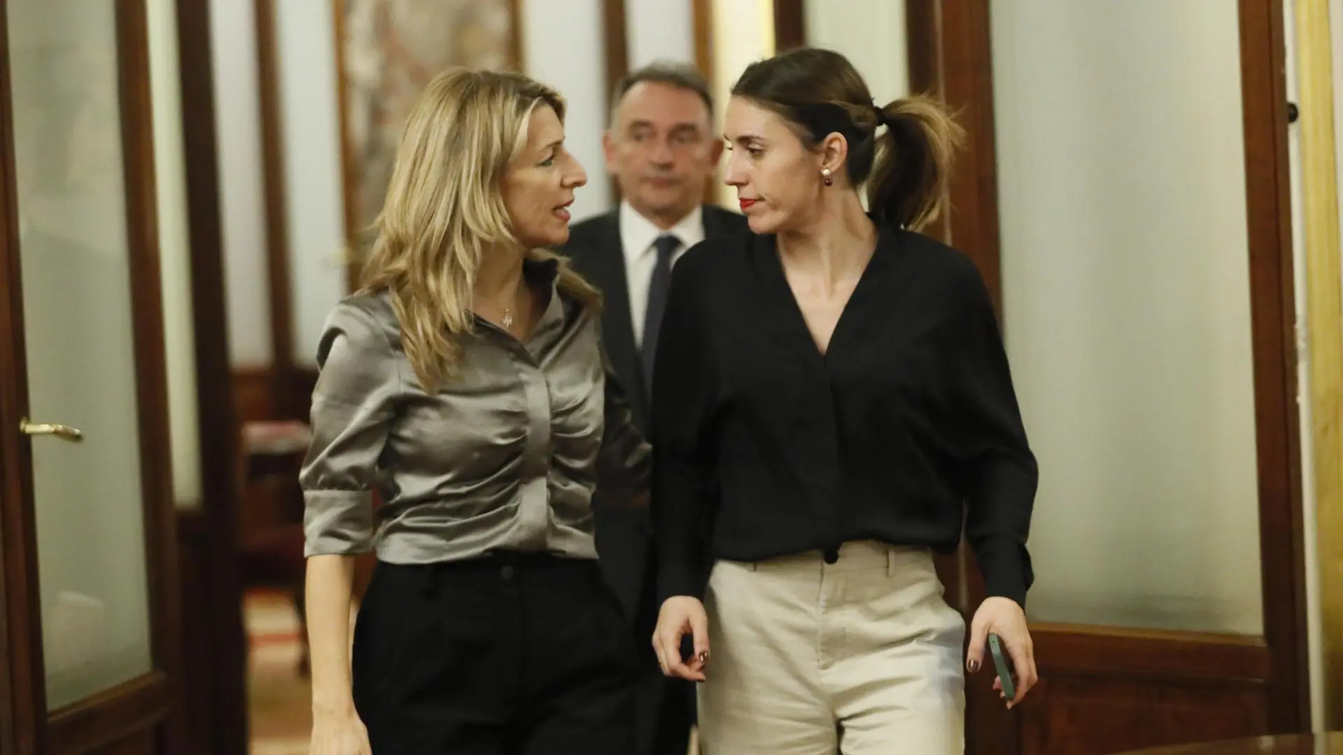 
         Podemos y Sumar exigen su cese por sus contratos de puntos violeta 
    