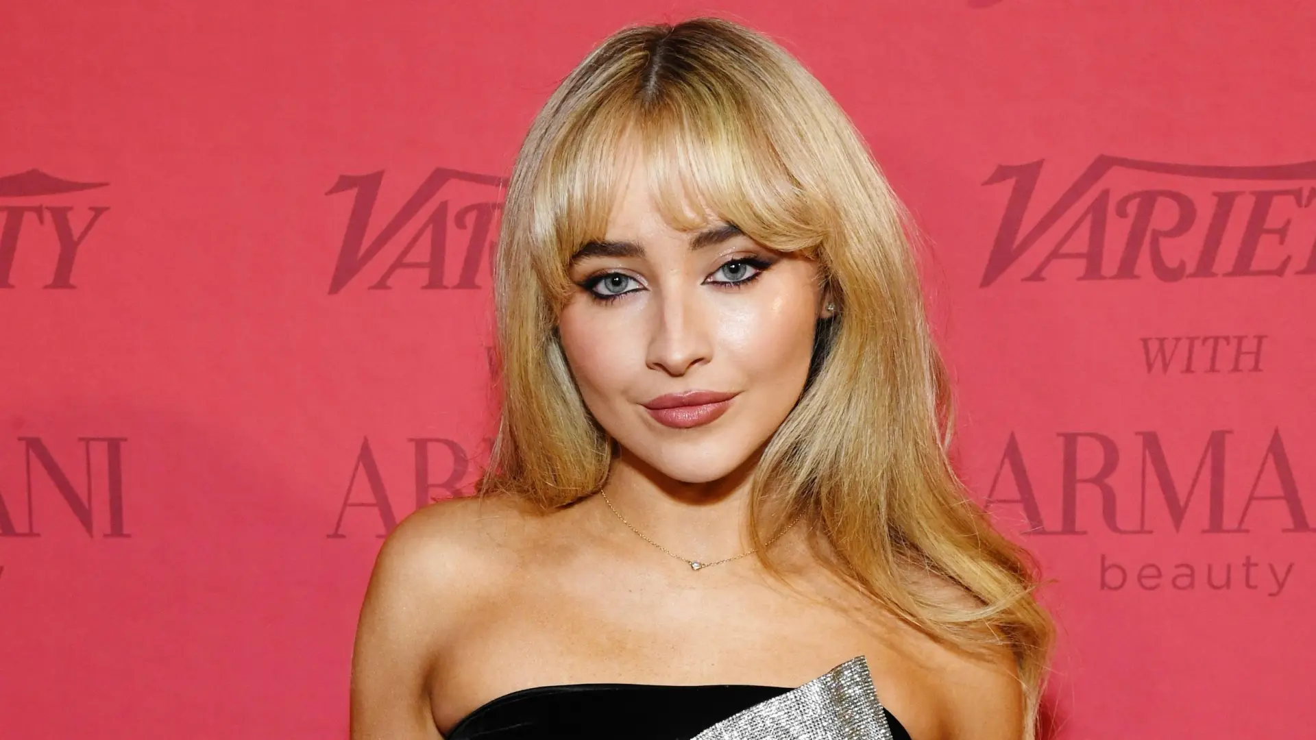 
         Sabrina Carpenter se convierte en la nueva imagen de la firma de Kim Kardashian 
    