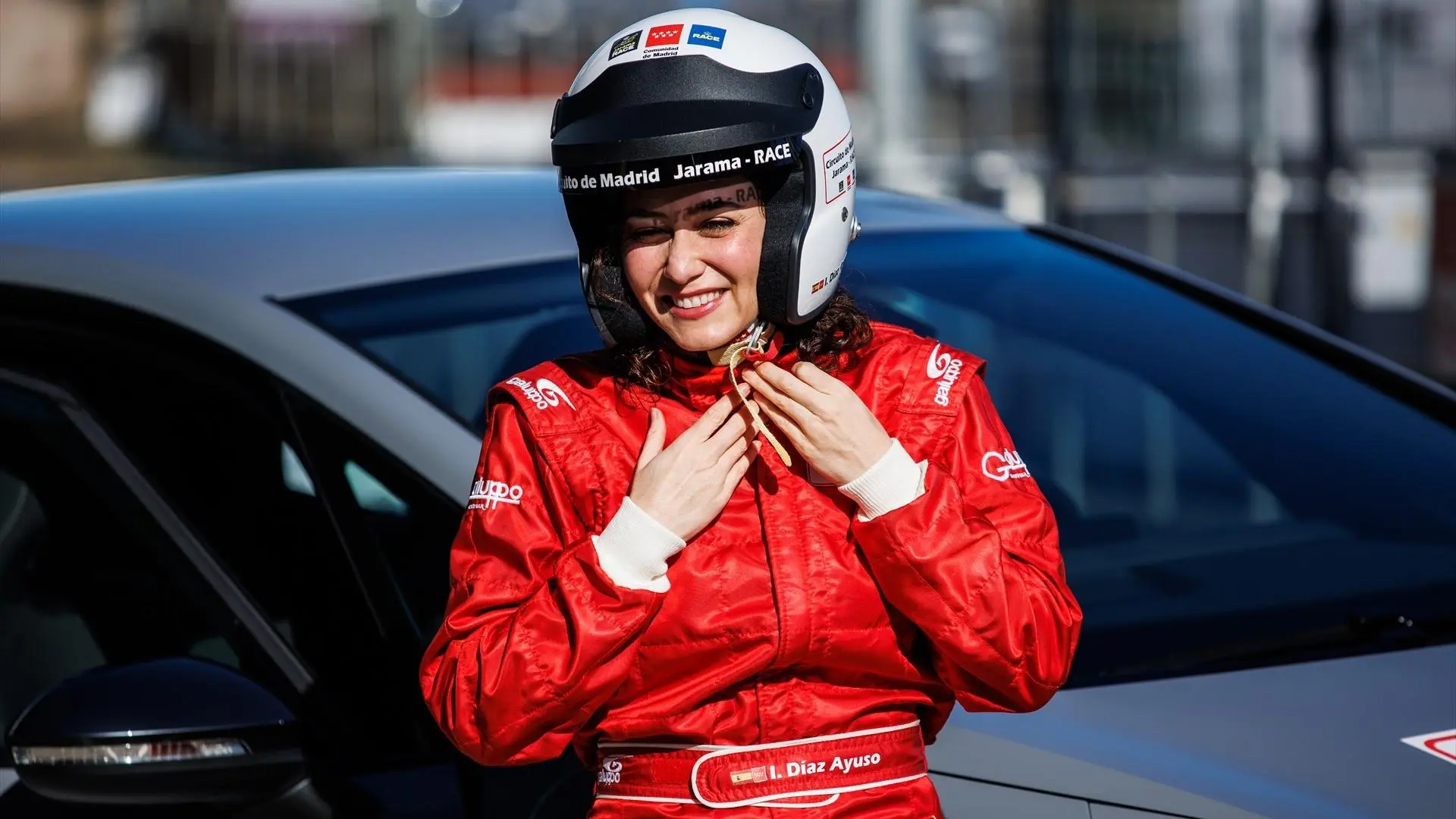 
         Así es el deportivo que conduce Ayuso: etiqueta C de la DGT y 18 años de antigüedad 
    