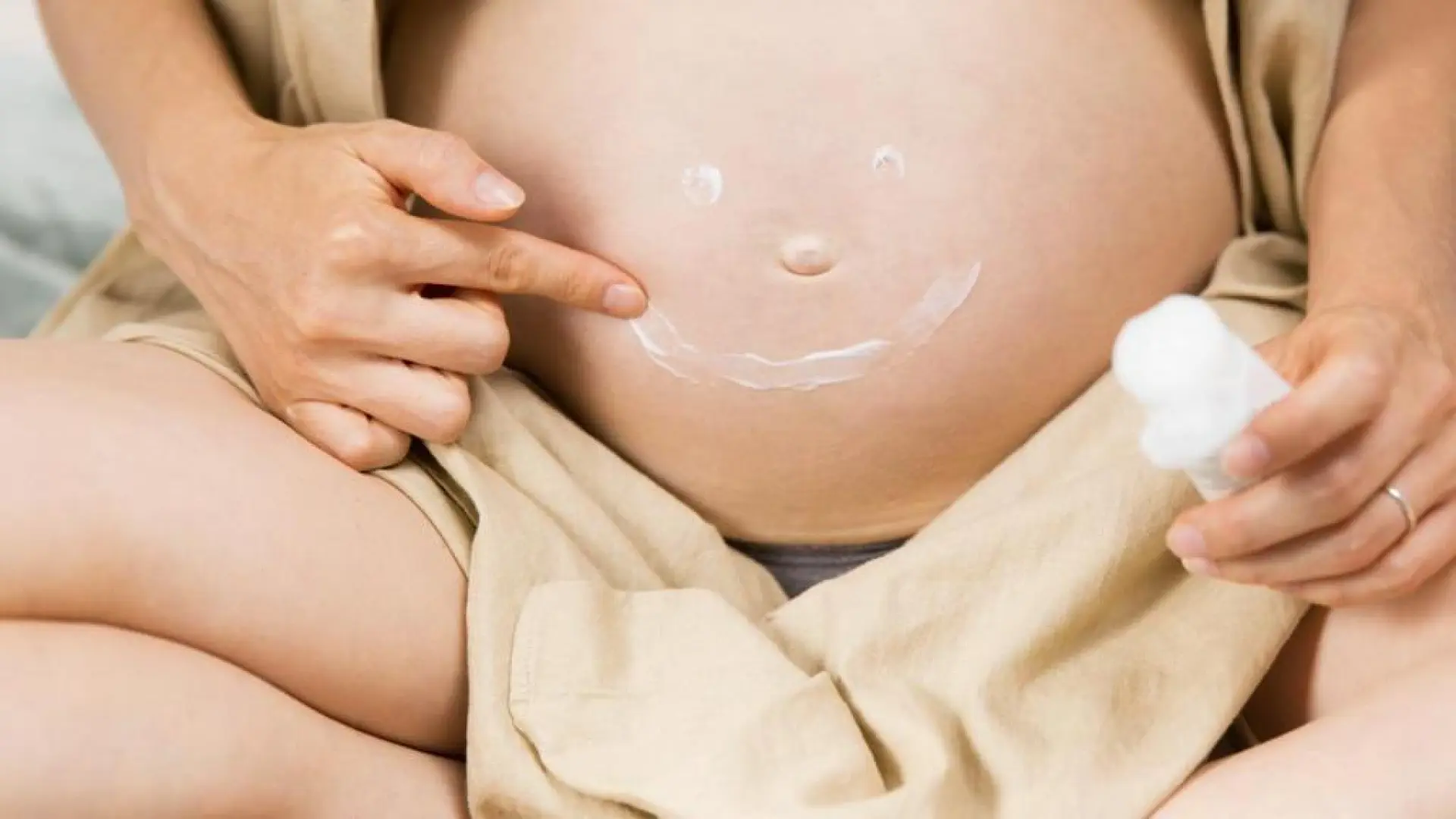 
         Hemos encontrado la crema para embarazadas que se ha hecho viral en redes sociales 
    