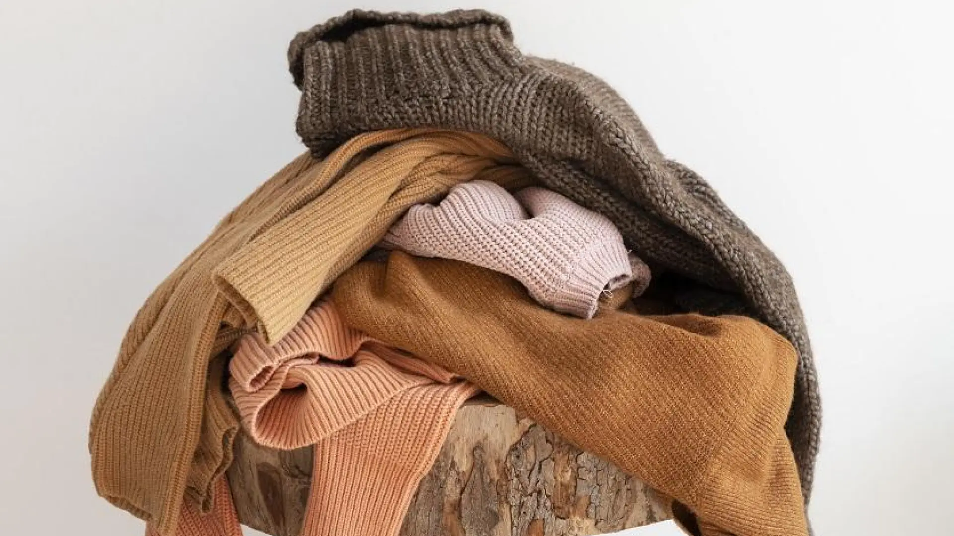 Cómo doblar jerséis sin que ocupen espacio en tu armario: el truco viral de Marie Kondo