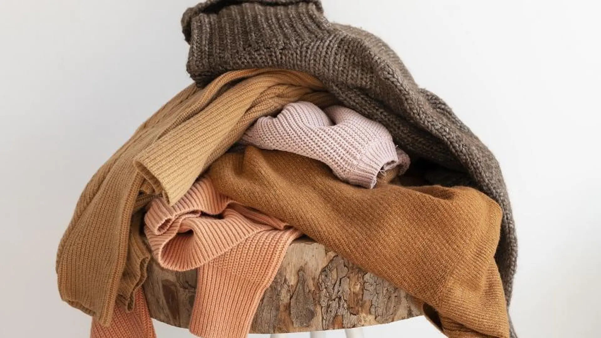 Cómo doblar jerséis sin que ocupen espacio en tu armario: el truco viral de Marie Kondo