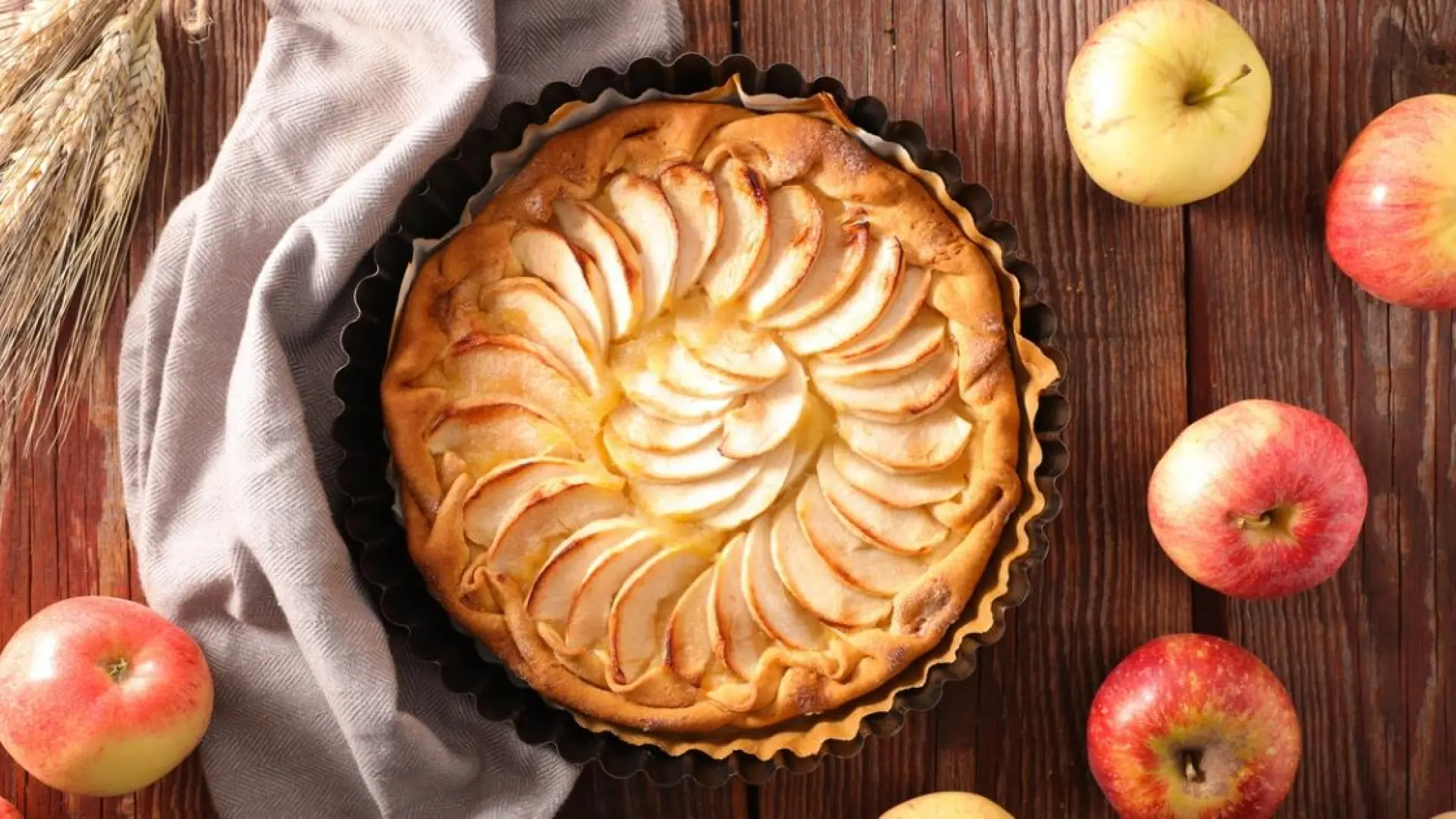 Con un yogur, dos huevos y cuatro manzanas puedes hacer este magnífico postre