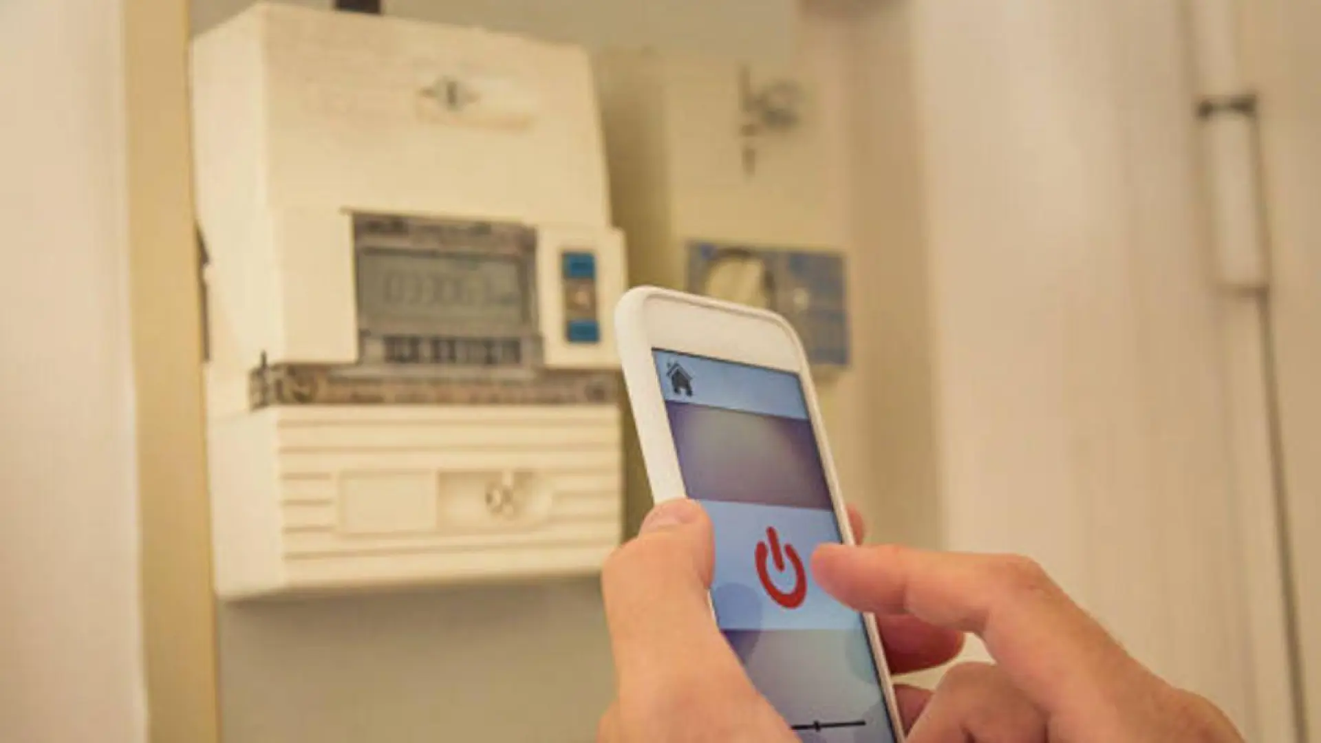 El Gobierno prohíbe las llamadas 'spam' para contratar la luz y cortarla en festivo y limita la penalización por cambiar de compañía